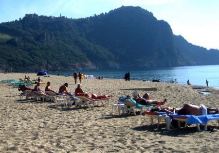 Hava Sıcaklığının 24 Dereceyi Bulduğu Alanya'da Turistler Plaja Akın Etti