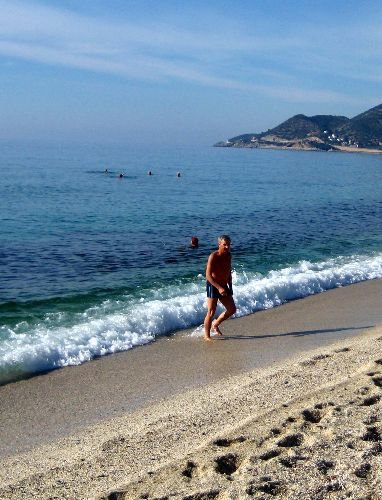 Hava Sıcaklığının 24 Dereceyi Bulduğu Alanya'da Turistler Plaja Akın Etti