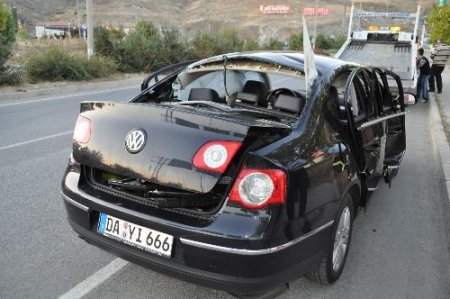 Hava Yastığı Patlayan Otomobil Hurdaya Döndü