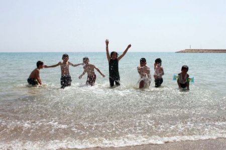 Havalar ısındı çocuklar soluğu denizde aldı