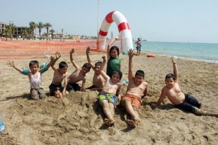 Havalar ısındı çocuklar soluğu denizde aldı