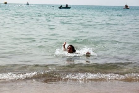 Havalar ısındı çocuklar soluğu denizde aldı