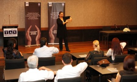 Havalimanı çalışanları ‘işaret dili’ öğreniyor