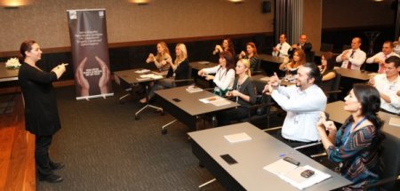 Havalimanı çalışanları ‘işaret dili’ öğreniyor