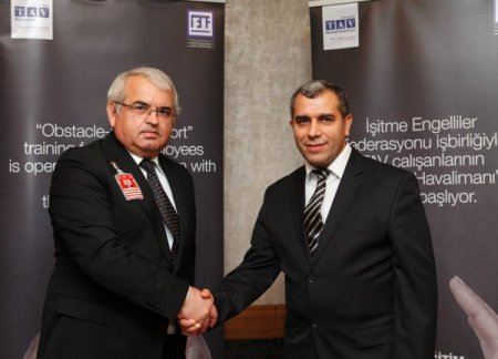 Havalimanı çalışanları işaret dilini öğreniyor