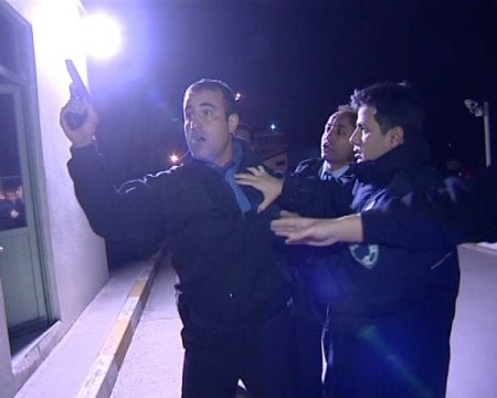 Havalimanı Güvenlik Görevlileri Gazeteciye Silah Çekti