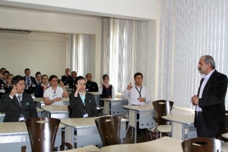 Havalimanı personeli işitme engelliler için işaret dili öğreniyor