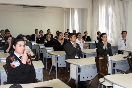 Havalimanı personeli işitme engelliler için işaret dili öğreniyor