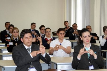 Havalimanı personeli işitme engelliler için işaret dili öğreniyor