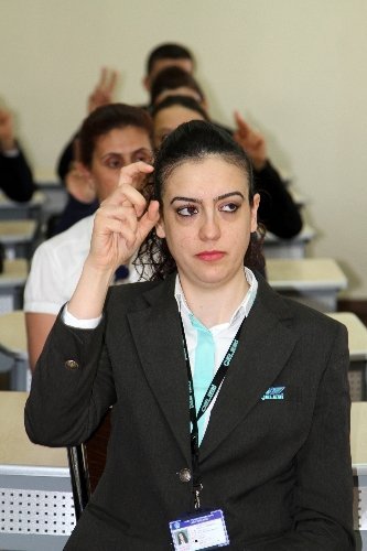 Havalimanı personeli işitme engelliler için işaret dili öğreniyor