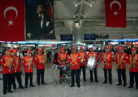 Havalimanında 'bandolu' Cumhuriyet Kutlaması