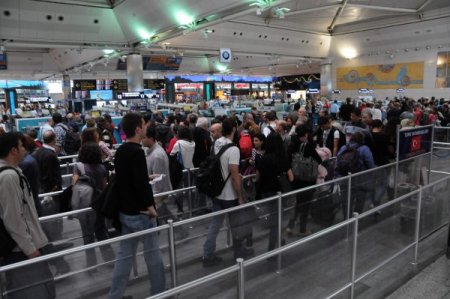 Havalimanında bayram yoğunluğu