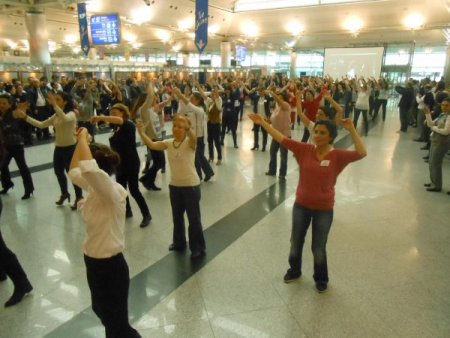 Havalimanında dans ederek kadına şiddeti protesto ettiler