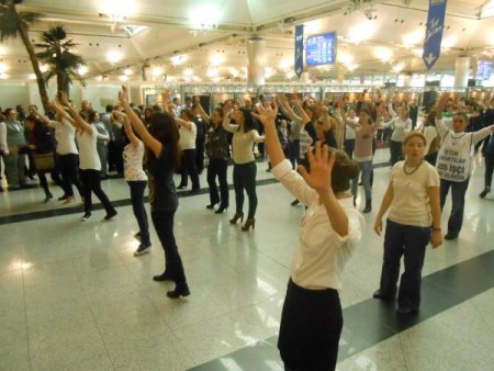 Havalimanında dans ederek kadına şiddeti protesto ettiler