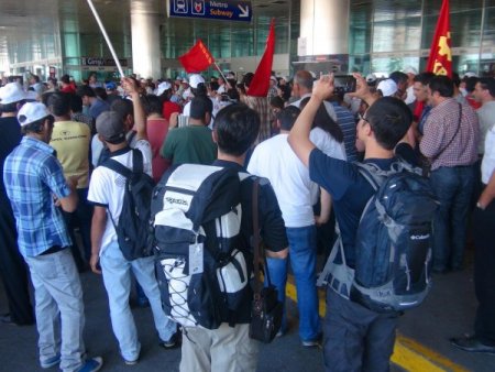 Havalimanında Halaylı, Ekmekli Protesto
