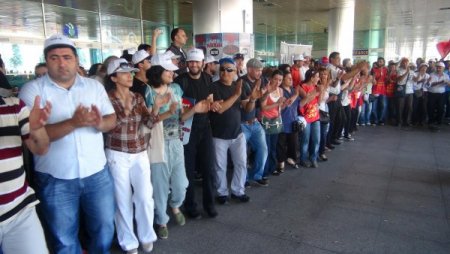 Havalimanında Halaylı, Ekmekli Protesto