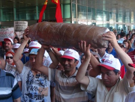 Havalimanında Halaylı, Ekmekli Protesto