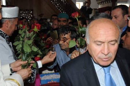 Havalimanında Kutlu Doğum coşkusu