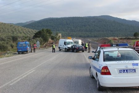 Havran’da otomobille minibüs kaza yaptı: 4 ölü 3 yaralı