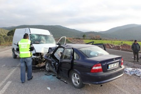Havran’da otomobille minibüs kaza yaptı: 4 ölü 3 yaralı