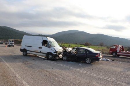 Havran’da otomobille minibüs kaza yaptı: 4 ölü 3 yaralı
