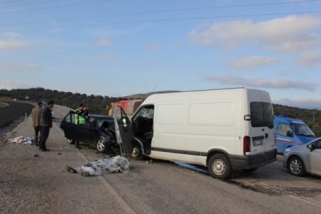 Havran’da otomobille minibüs kaza yaptı: 4 ölü 3 yaralı