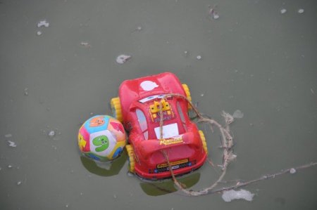 Havuza düşen oyuncağını almak isteyen çocuk boğuldu