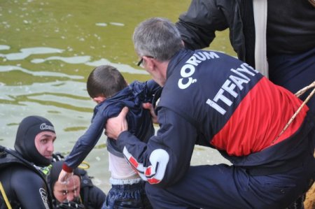 Havuza düşen oyuncağını almak isteyen çocuk boğuldu