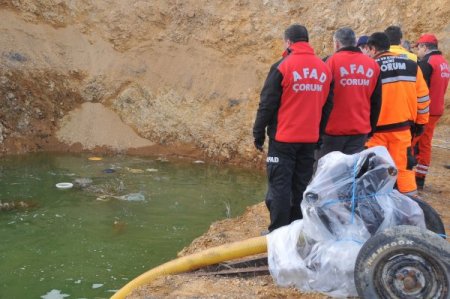 Havuza düşen oyuncağını almak isteyen çocuk boğuldu