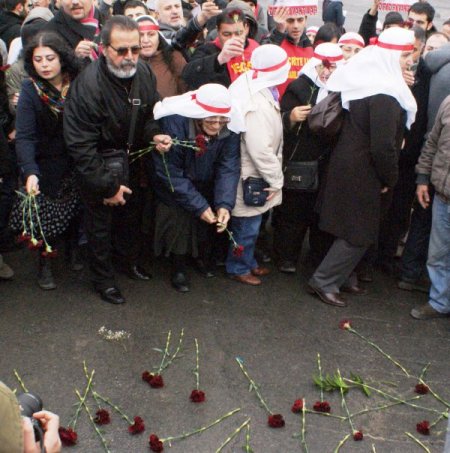 'Hayata dönüş'ü kapatılan cezaevi önünde protesto ettiler