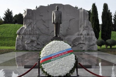 Haydar Aliyev ölüm yıl dönümünde törenle anıldı