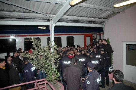 Haydarpaşa-ankara Seferini Yapan Yolcu Treni Adapazarı'nda Seferini Durdurdu