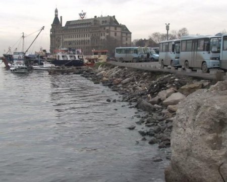 Haydarpaşa'da Denize Yağ Akıyor