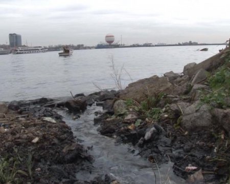 Haydarpaşa'da Denize Yağ Akıyor