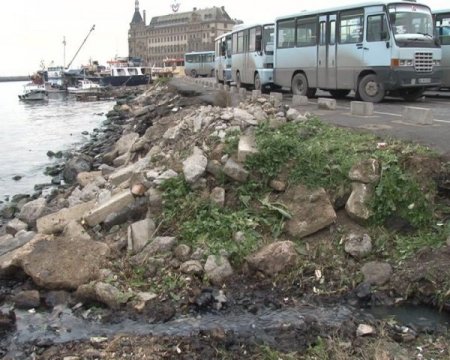 Haydarpaşa'da Denize Yağ Akıyor