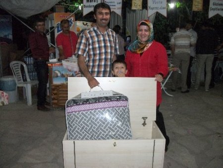 Hayır yarışında eşine sandığını sattı