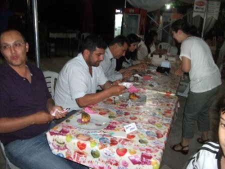 Hayır yarışında eşine sandığını sattı