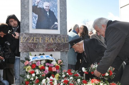 Hayırsever iş adamı İzzet Baysal mezarı başında anıldı
