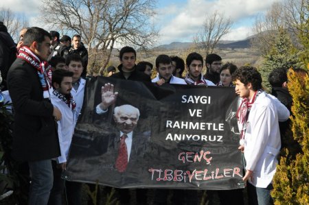 Hayırsever iş adamı İzzet Baysal mezarı başında anıldı