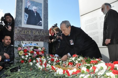 Hayırsever iş adamı İzzet Baysal mezarı başında anıldı