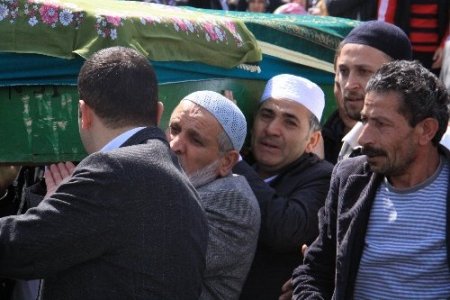 Hayırsever iş adamı Vedat Daştan, annesini son yolculuğuna uğurladı