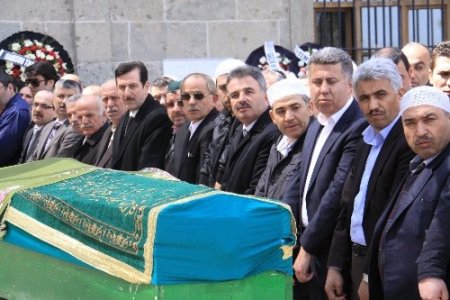 Hayırsever iş adamı Vedat Daştan, annesini son yolculuğuna uğurladı