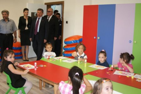 Hayırsever işadamı, annesi ve babası adına anaokulu yaptırdı