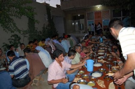 Hayırsever İşadamı, Her Gün 100 Kişiye İftar Yaptırıyor