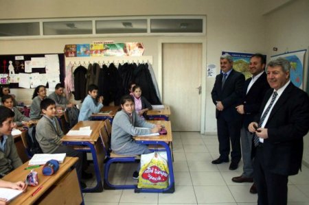 Hayırsever işadamı, yaptırdığı okulun ihtiyaçlarını da karşılıyor