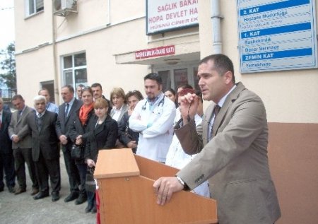 Hayırsever işadamı Devlet Hastanesi'ne evde bakım aracı bağışladı