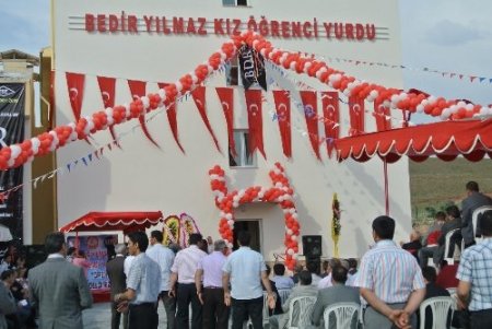 Hayırsever işadamı kız öğrenci yurdu yaptırdı