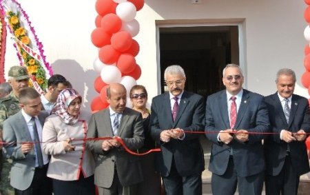 Hayırsever işadamı kız öğrenci yurdu yaptırdı