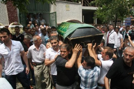 Hayırsever Kahraman, Kardeşini Kaybetti