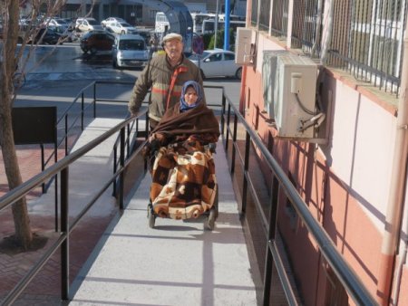 Hayırsever vatandaş kaymakamlık binasına engelli rampası ve asansörü yaptırdı